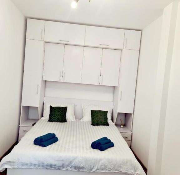 Christopher Apartment