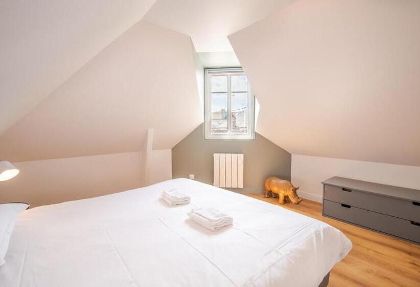 Comfort And Modernity In A Townhouse