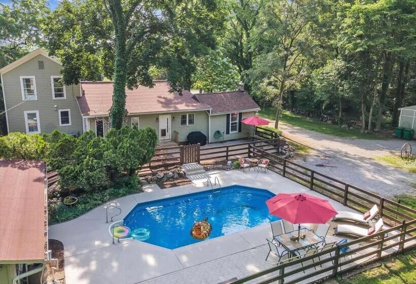 Deck & Modern Amenities! Hollyhock Hideaway