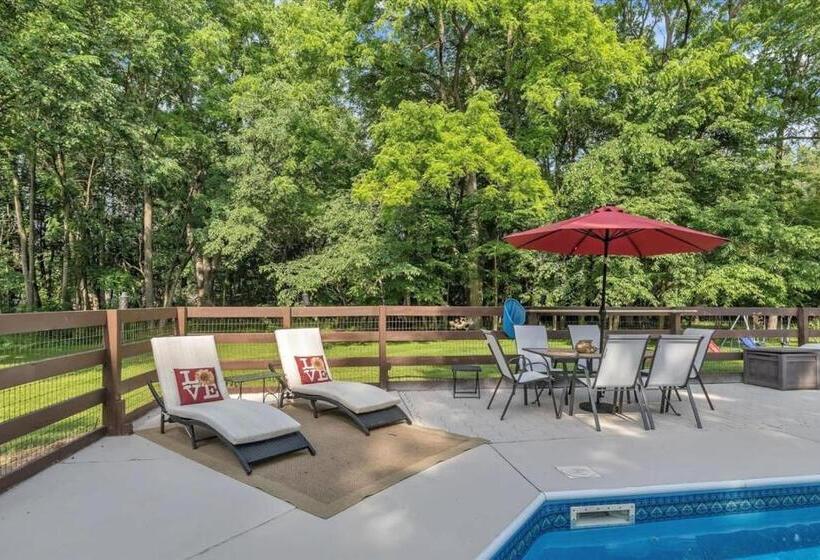 Deck & Modern Amenities! Hollyhock Hideaway