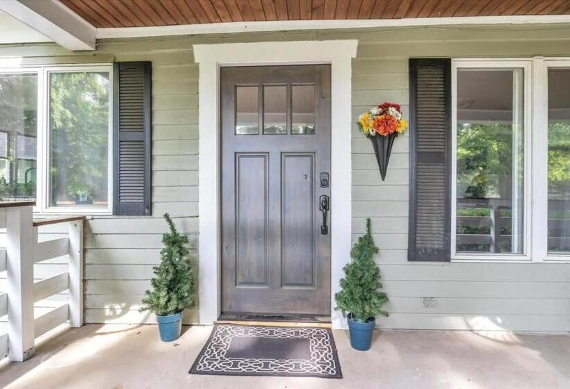 Deck & Modern Amenities! Hollyhock Hideaway