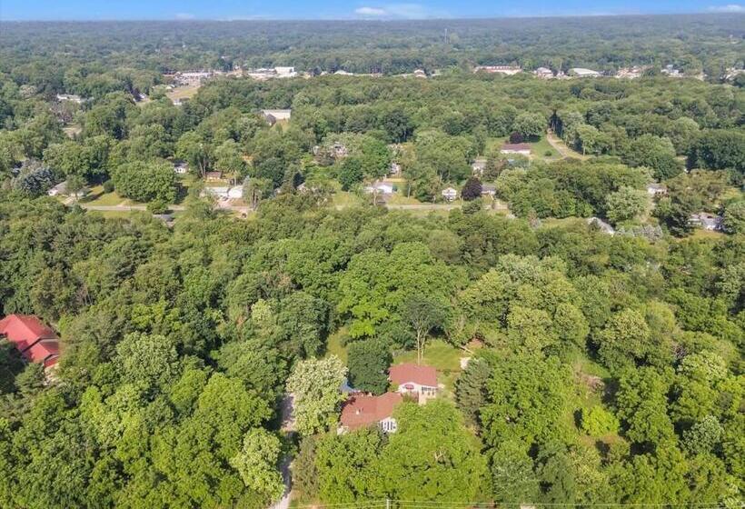 Deck & Modern Amenities! Hollyhock Hideaway