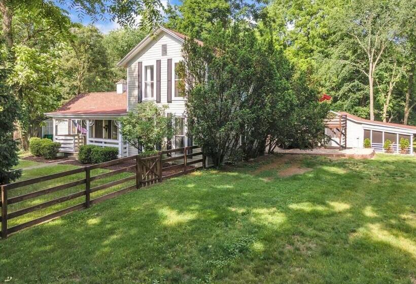 Deck & Modern Amenities! Hollyhock Hideaway