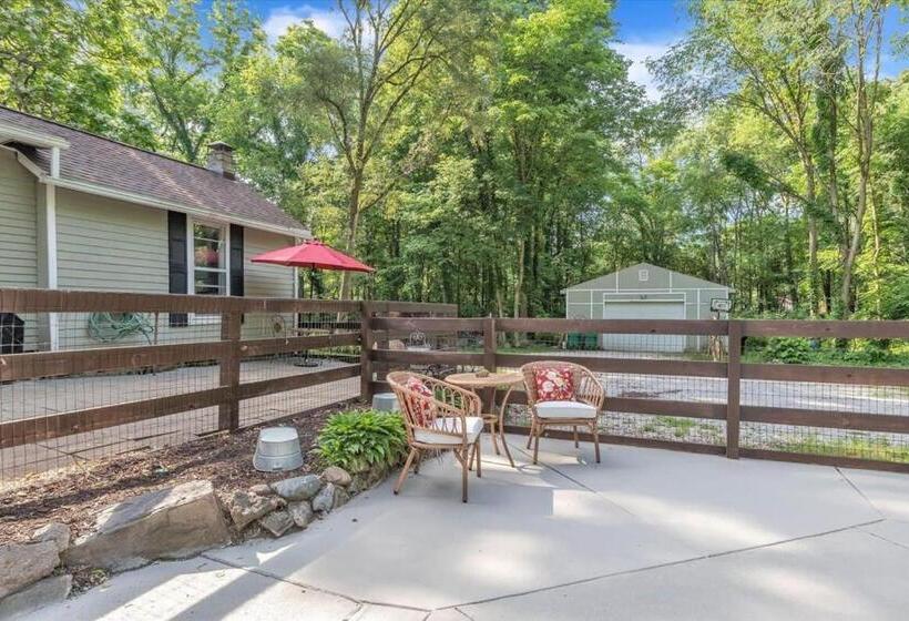 Deck & Modern Amenities! Hollyhock Hideaway