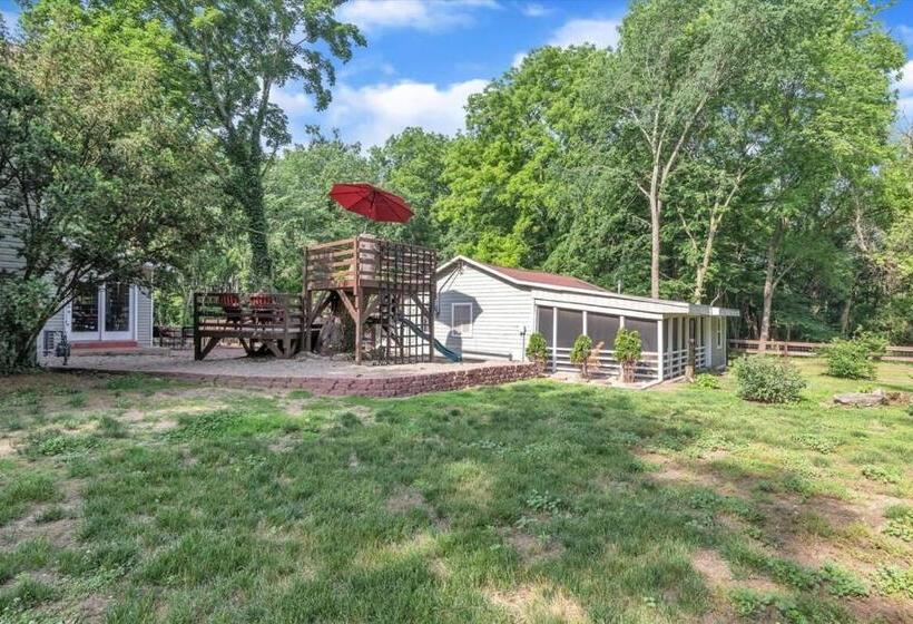 Deck & Modern Amenities! Hollyhock Hideaway