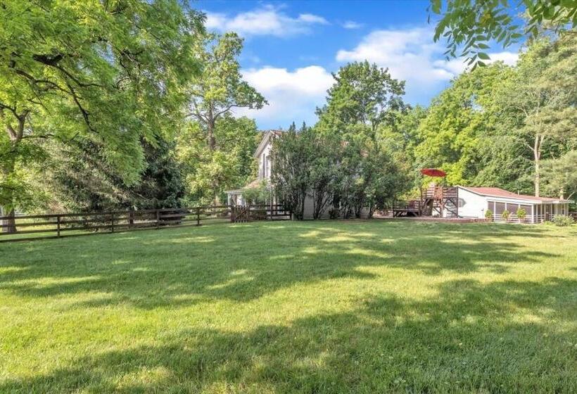 Deck & Modern Amenities! Hollyhock Hideaway