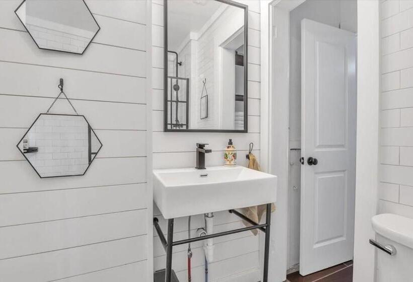 Deck & Modern Amenities! Hollyhock Hideaway