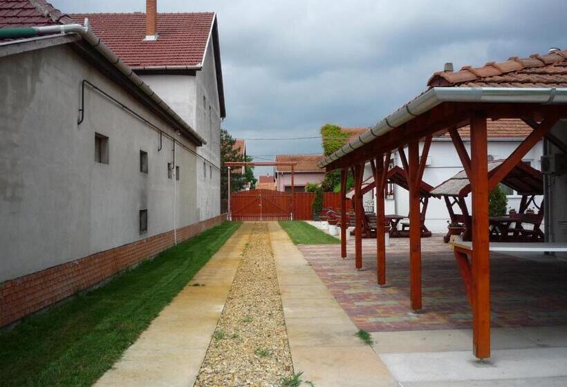 بنسيون Mórafészek Vendégház