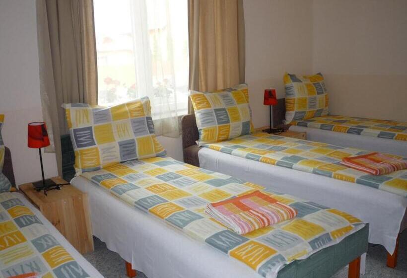 بنسيون Mórafészek Vendégház