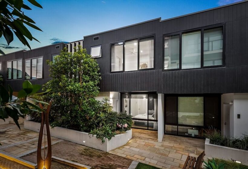 Staycentral   Northcote Townhouse With Study