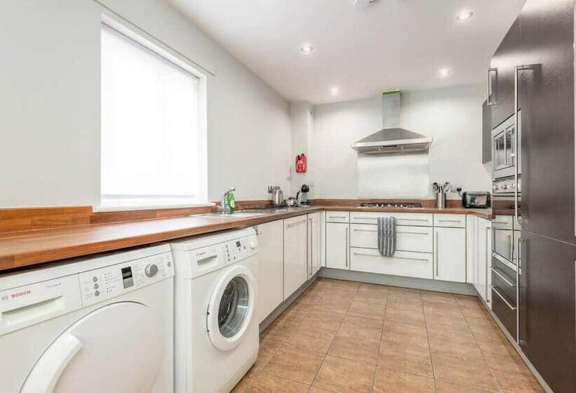 14 Southfield   3 Bed/2 Bath   Parking