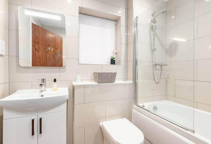 14 Southfield   3 Bed/2 Bath   Parking