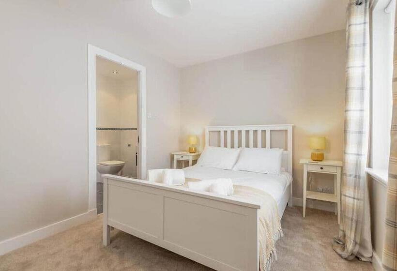 14 Southfield   3 Bed/2 Bath   Parking