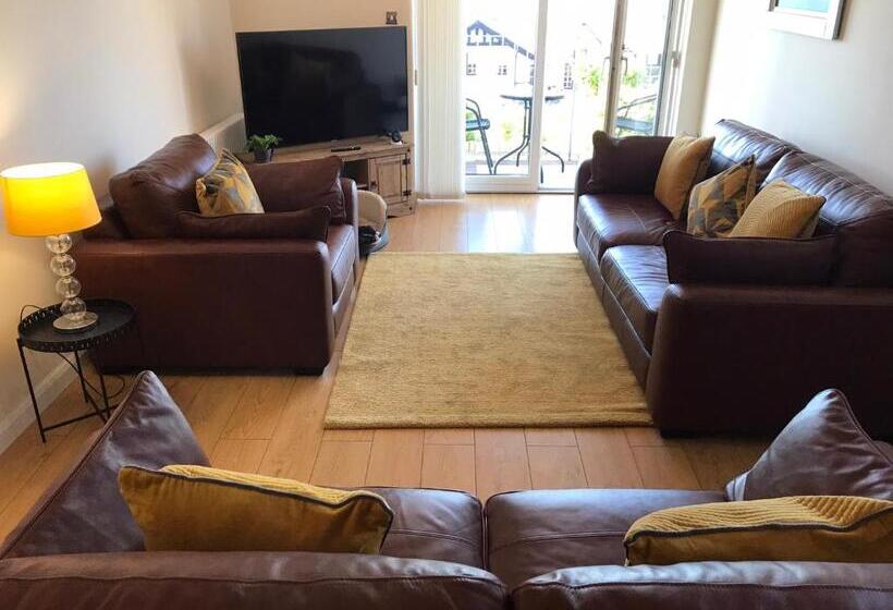 Beautiful 3 Bed Apartment In Gourock