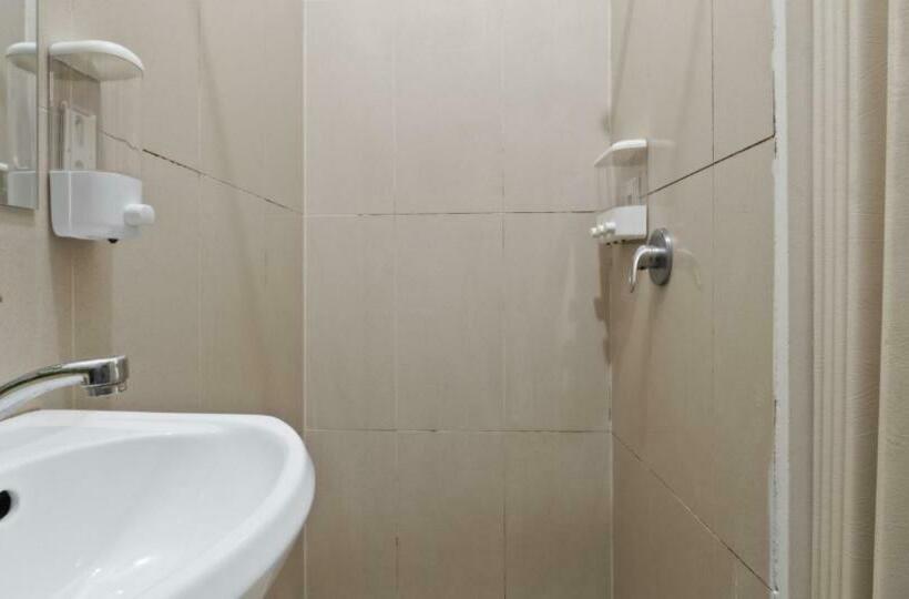 Hotel Discover Potts Point Budget Accommodation