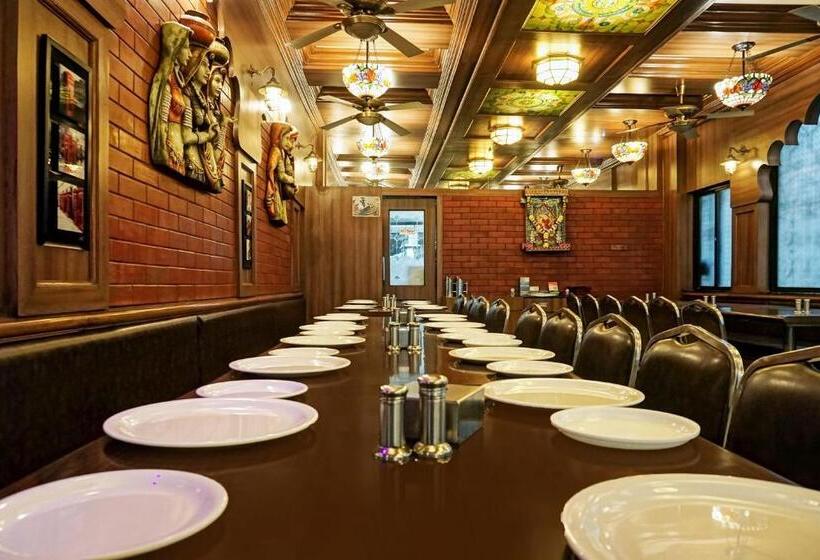 Отель Super Townhouse Oak Gharonda Residency Near Sant Tukaram Nagar Metro Station