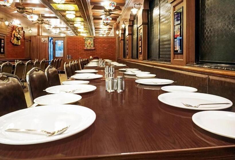 Отель Super Townhouse Oak Gharonda Residency Near Sant Tukaram Nagar Metro Station