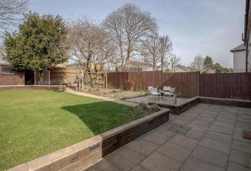 Mpl Apartments Woodside House By Harry Potter Studios