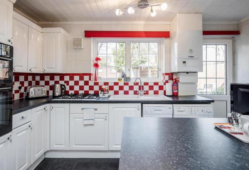 Mpl Apartments Woodside House By Harry Potter Studios