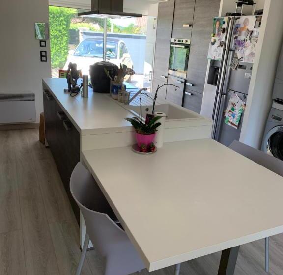 Plain Pied Climatisé Piscine Idéalement Situé