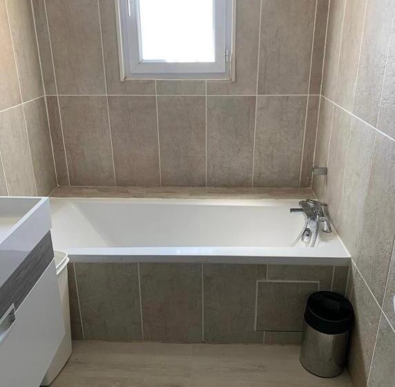 Plain Pied Climatisé Piscine Idéalement Situé