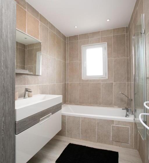 Plain Pied Climatisé Piscine Idéalement Situé