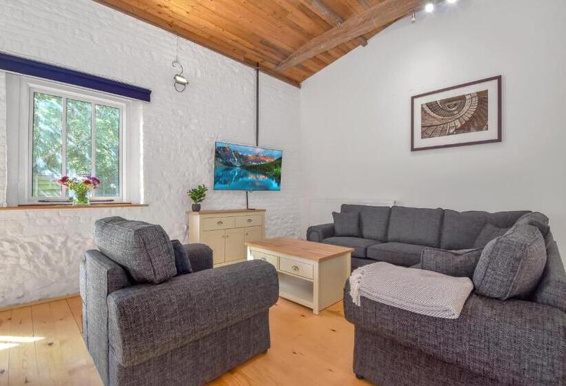 The Flint Barn At Quex Park Estate