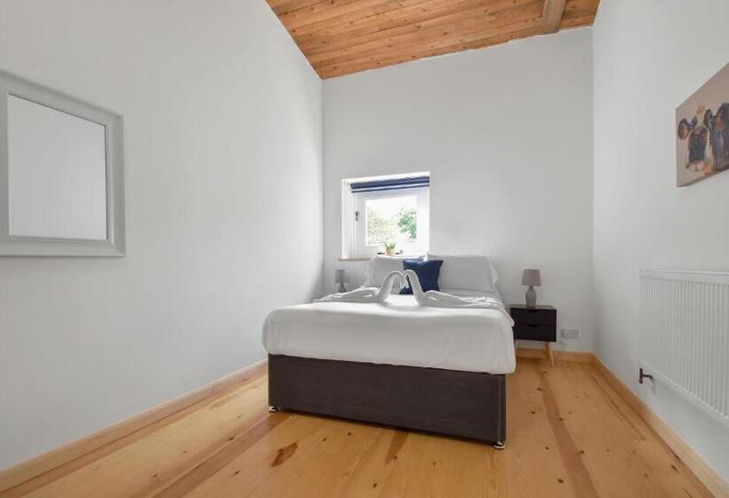 The Flint Barn At Quex Park Estate