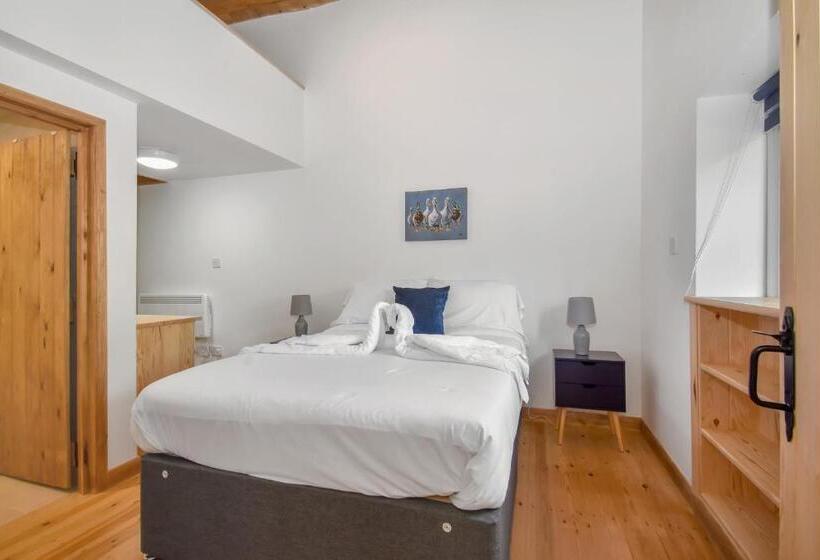 The Flint Barn At Quex Park Estate