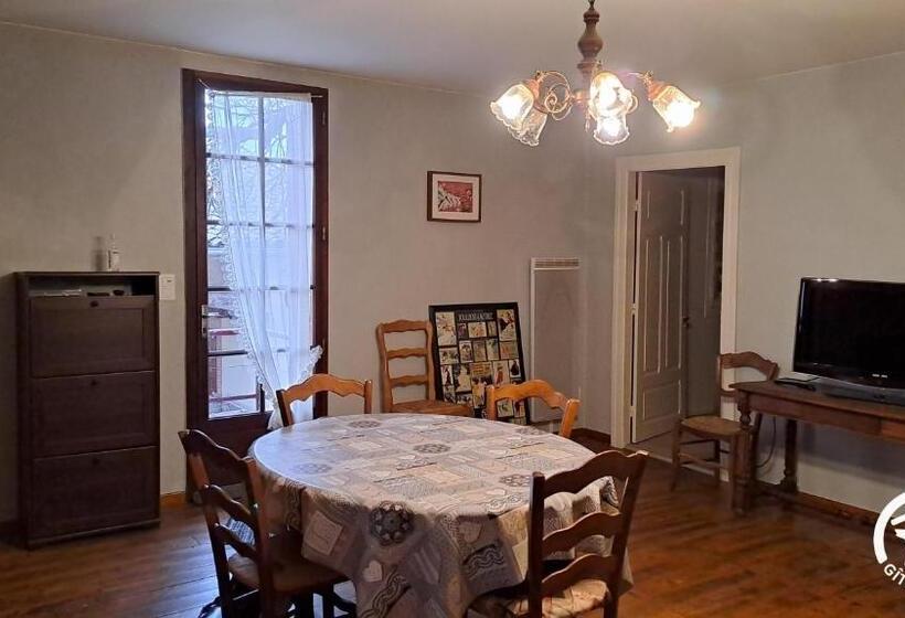 Au Centre Du Village