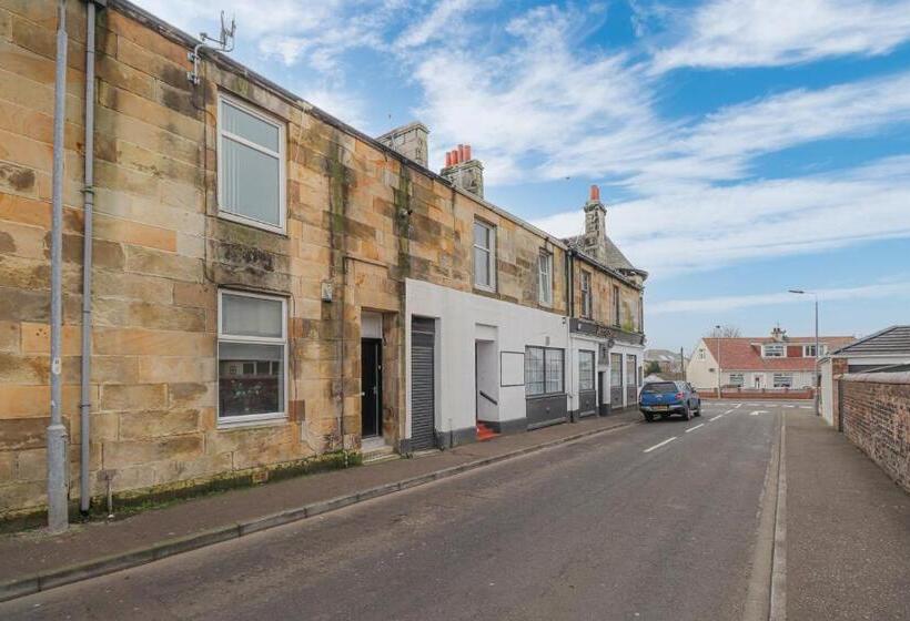 Cosy Ardrossan Apartment