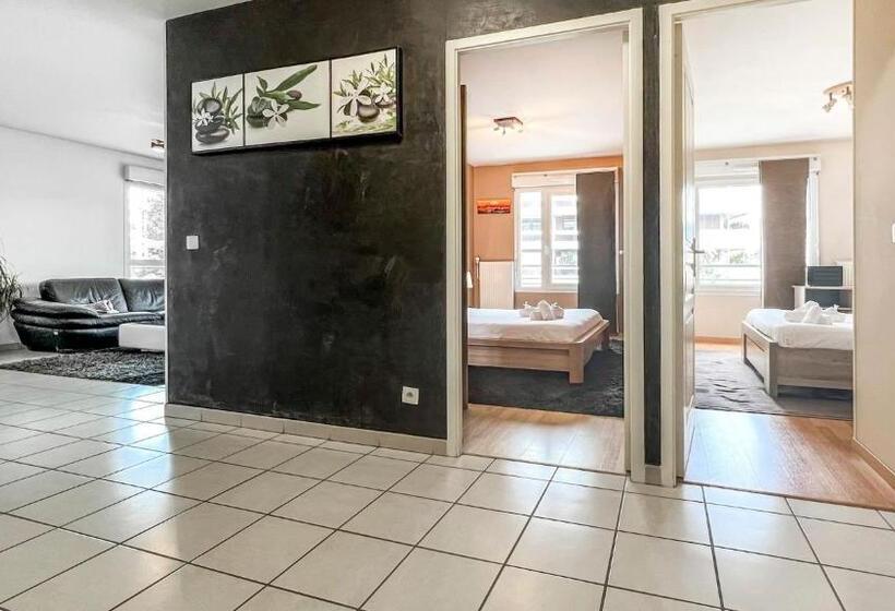 Homey Genius   à 100 M De La Douane/terrasse Privée