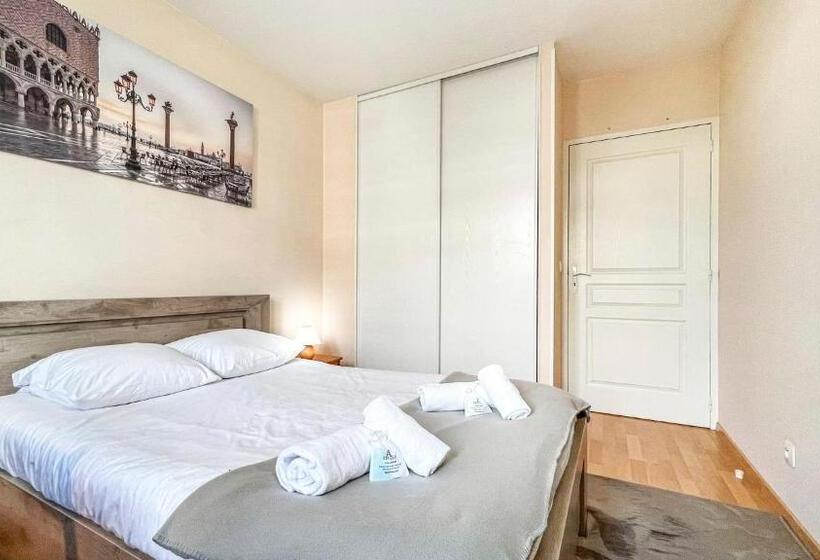 Homey Genius   à 100 M De La Douane/terrasse Privée