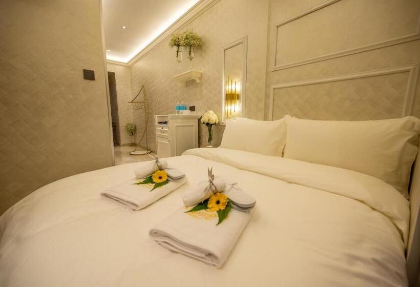 هتل A Residence @ Between Hilton & Cititel