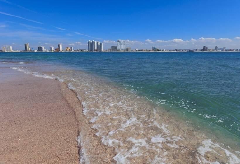 ホテル Courtyard By Marriott Mazatlan Beach Resort