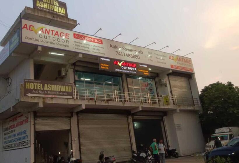 ホテル Oyo Flagship 86725 Chauhan