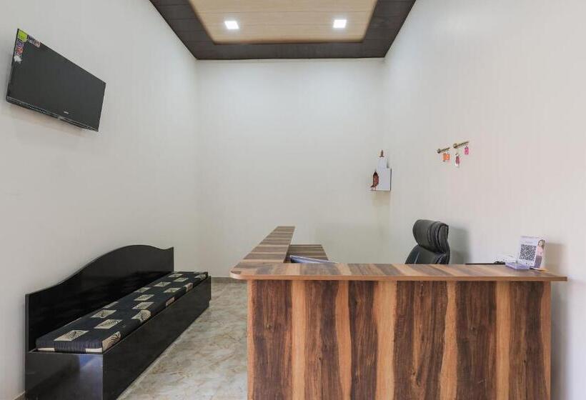 ホテル Oyo Flagship 86725 Chauhan