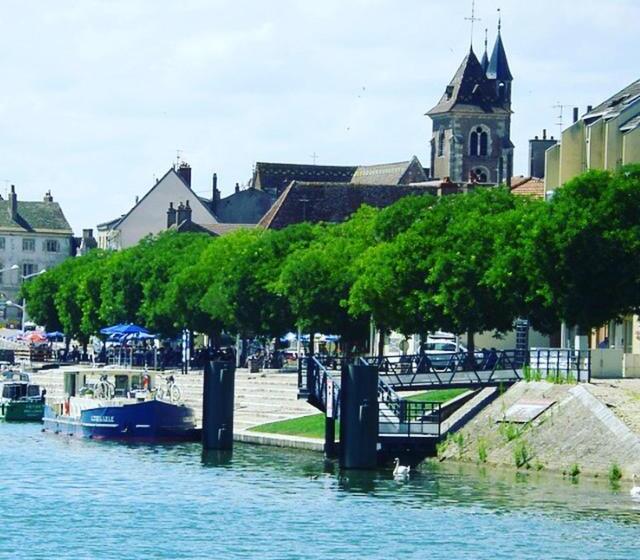 Le Carrosse, La Diligence, Centre Saint Jean De Losne Tarif 2pers 1 Chambre, Tarif 4 Pers 2 Chambres