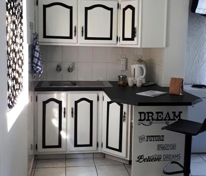 Пансион 13th Avenue Guesthouse Benoni