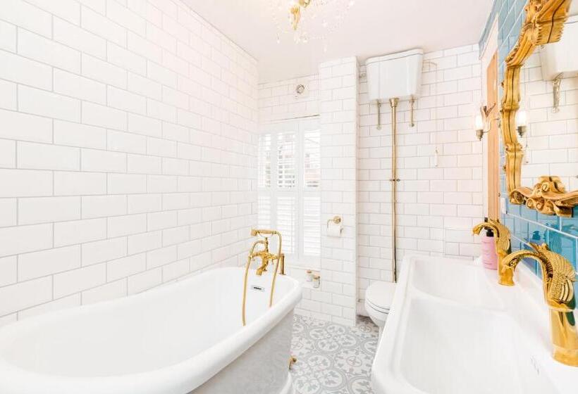 Shakespeare House Town Centre Free Parking