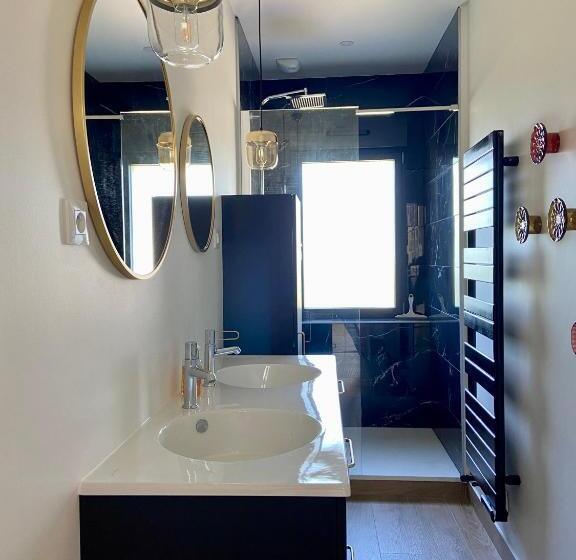 Superbe Villa Vue Sur Mer, Corniche De La Plage