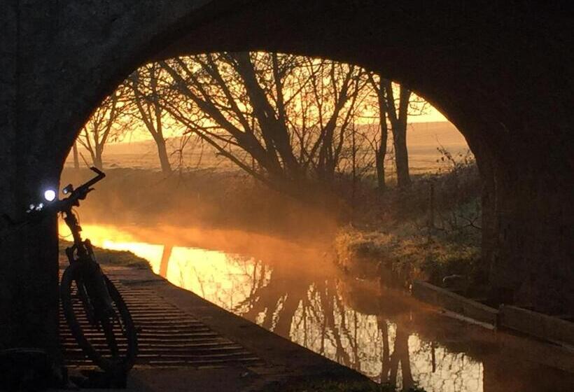 The Gin Palace With Cozy Logburner