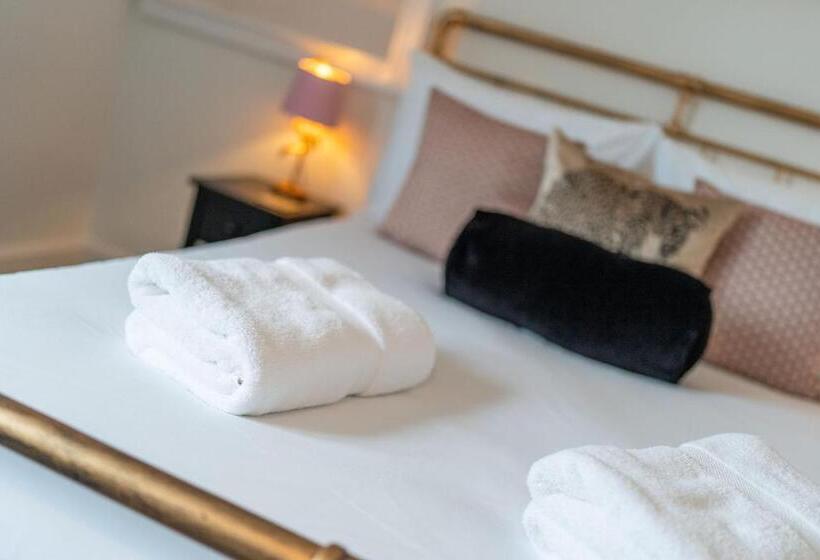 The Palm At The Ferry