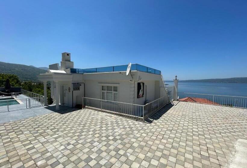 Whi̇te Rose Vi̇lla Jakuzili Ve Isıtma Havuzlu