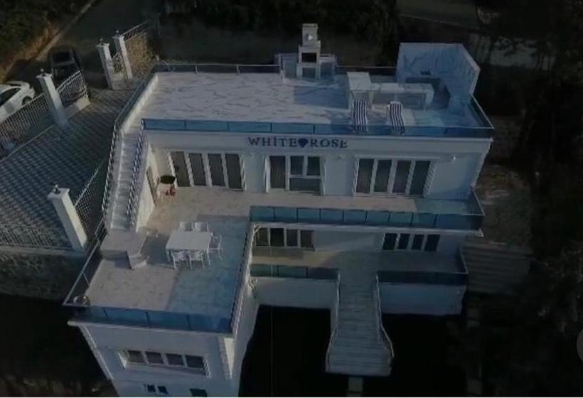 Whi̇te Rose Vi̇lla Jakuzili Ve Isıtma Havuzlu