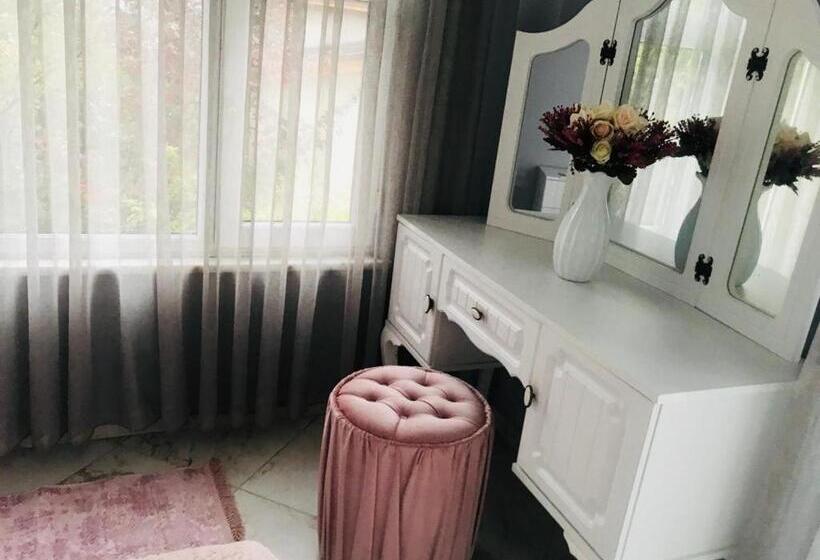 Whi̇te Rose Vi̇lla Jakuzili Ve Isıtma Havuzlu