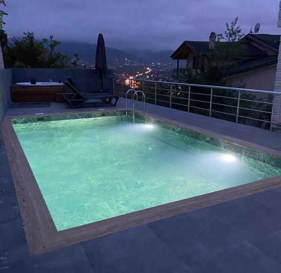 Whi̇te Rose Vi̇lla Jakuzili Ve Isıtma Havuzlu