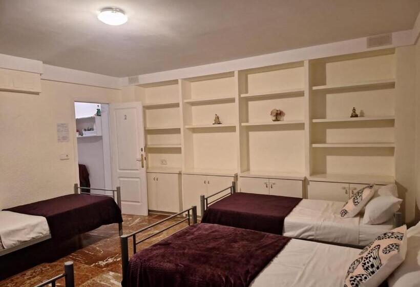 هاستل Pension El Dorado