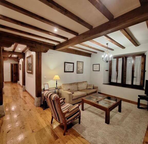 Apartamentos Palacion De Santillana