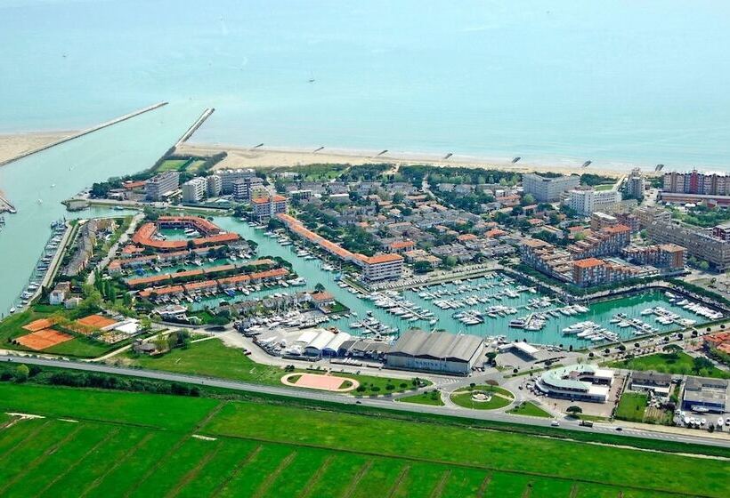 Central Flat, 130m From The Beach With Shared Pool